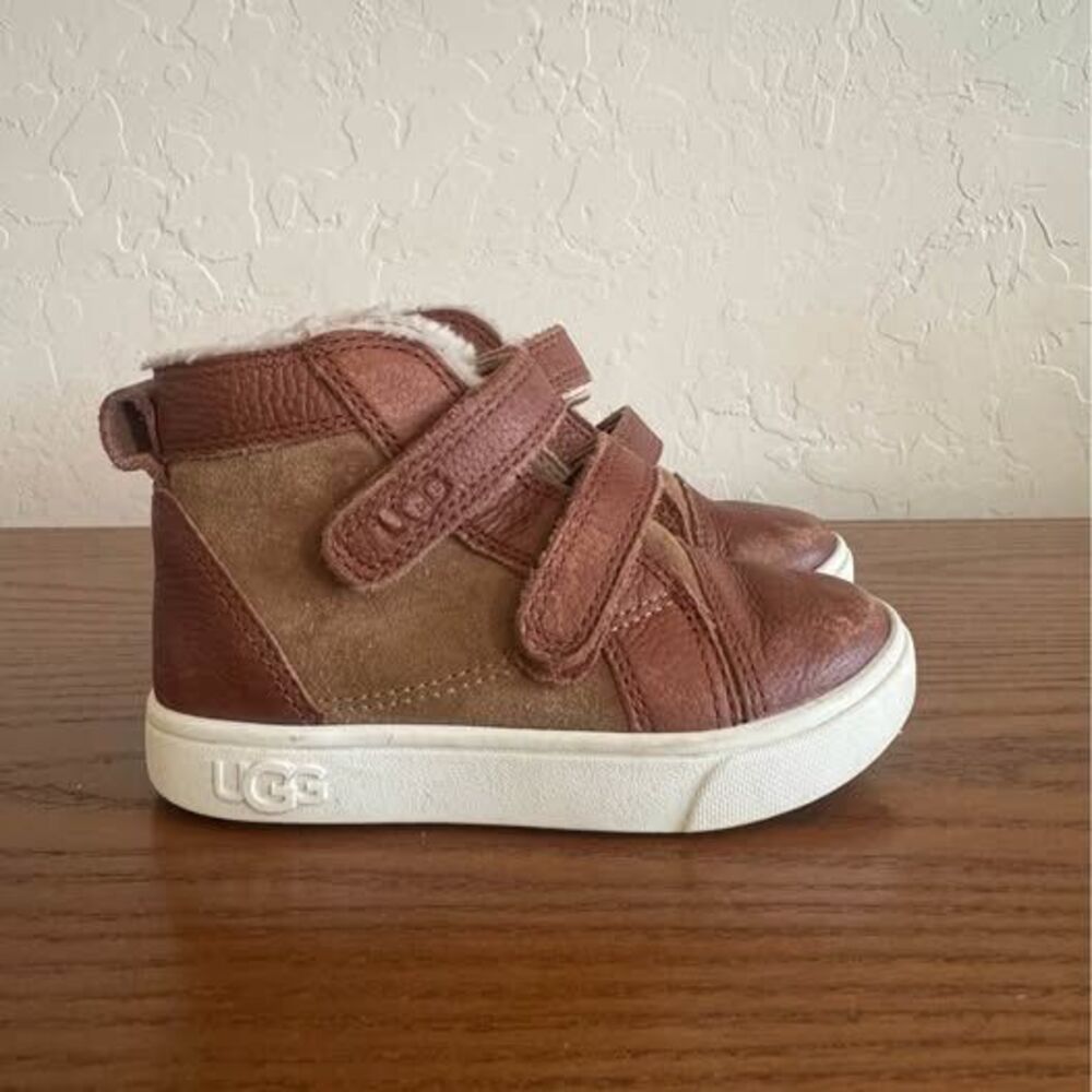 UGG Toddler High Top Sneaker Sz 8c